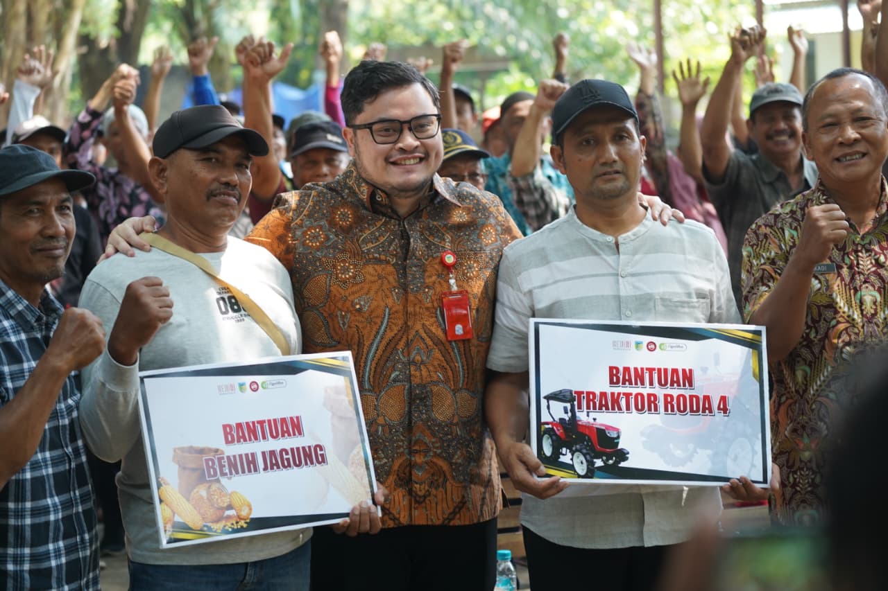 Dukung Program Ketahanan Pangan, Mas Dhito Bantu Benih Jagung dan Traktor Petani Ngadiluwih