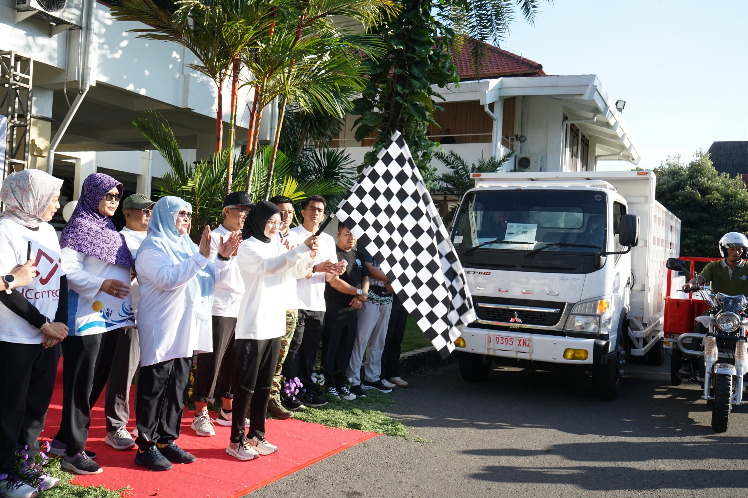 Serahkan Kendaraan Operasional untuk KKMP Ngronggo dan Tosaren, Mbak Wali Ajak Pengurus Jaga dan Kembangkan Koperasi
