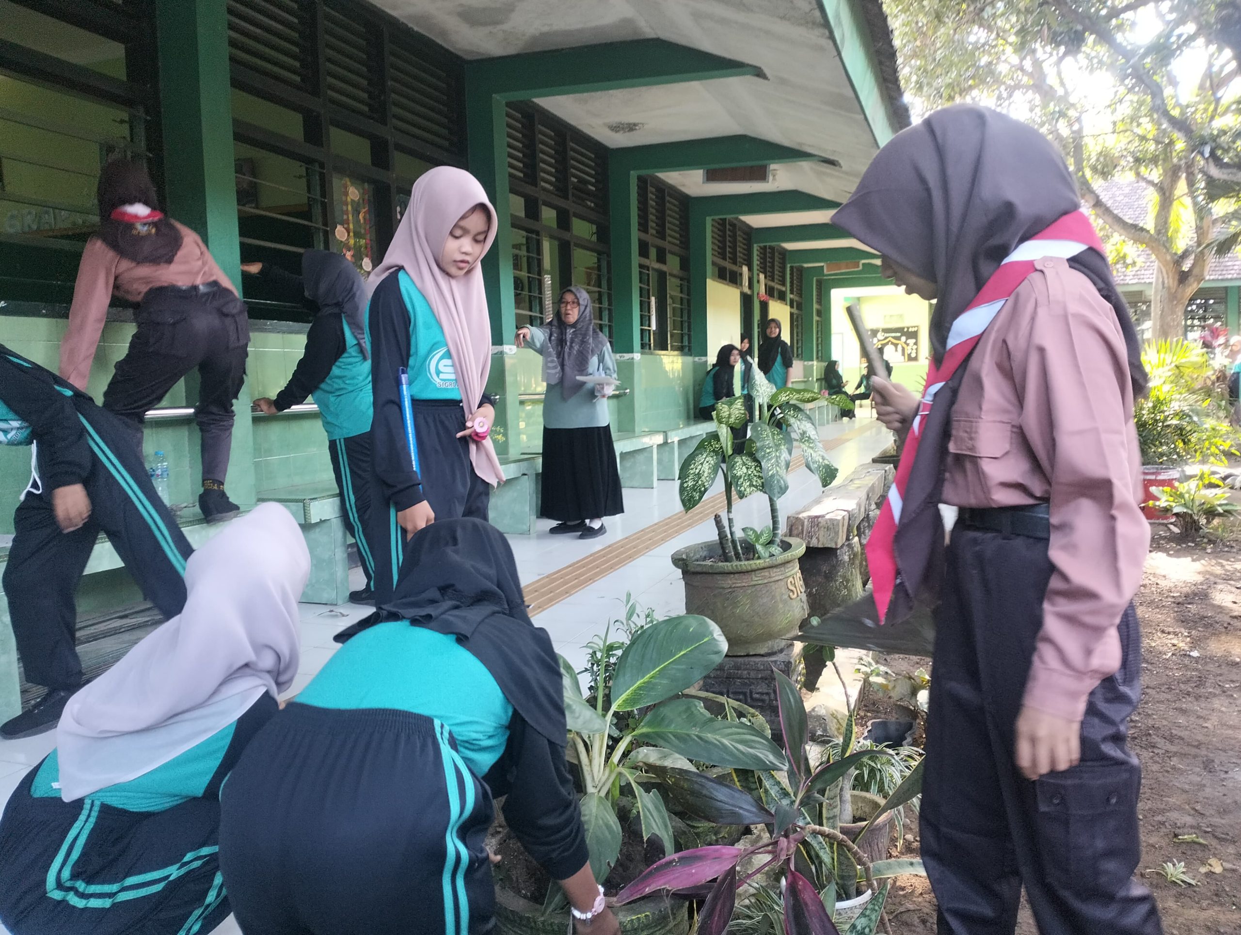 Jum'at Bersih, SMPN 1 Grogol Libatkan Seluruh Warga Sekolah