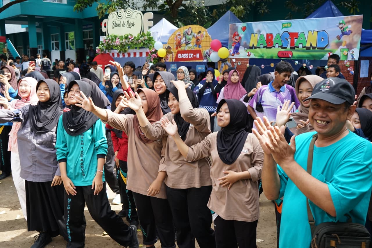 Hadiri Haflatul Maulid MTsN 1 Kota Kediri, Gus Qowim Resmikan Aula KH.Thoha Mu’id