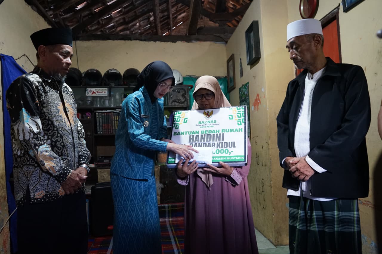 Mbak Wali dan Baznas Kota Kediri Bantu Bedah Rumah Handini yang Bertahun-tahun Bocor