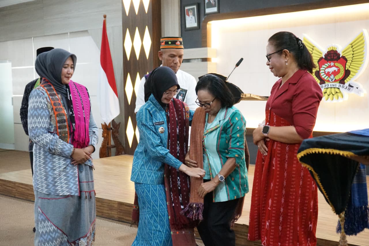 Terima Kunjungan Studi Tiru NTT, Mbak Wali Perkenalkan Pengembangan Tenun Ikat Bandar Kidul