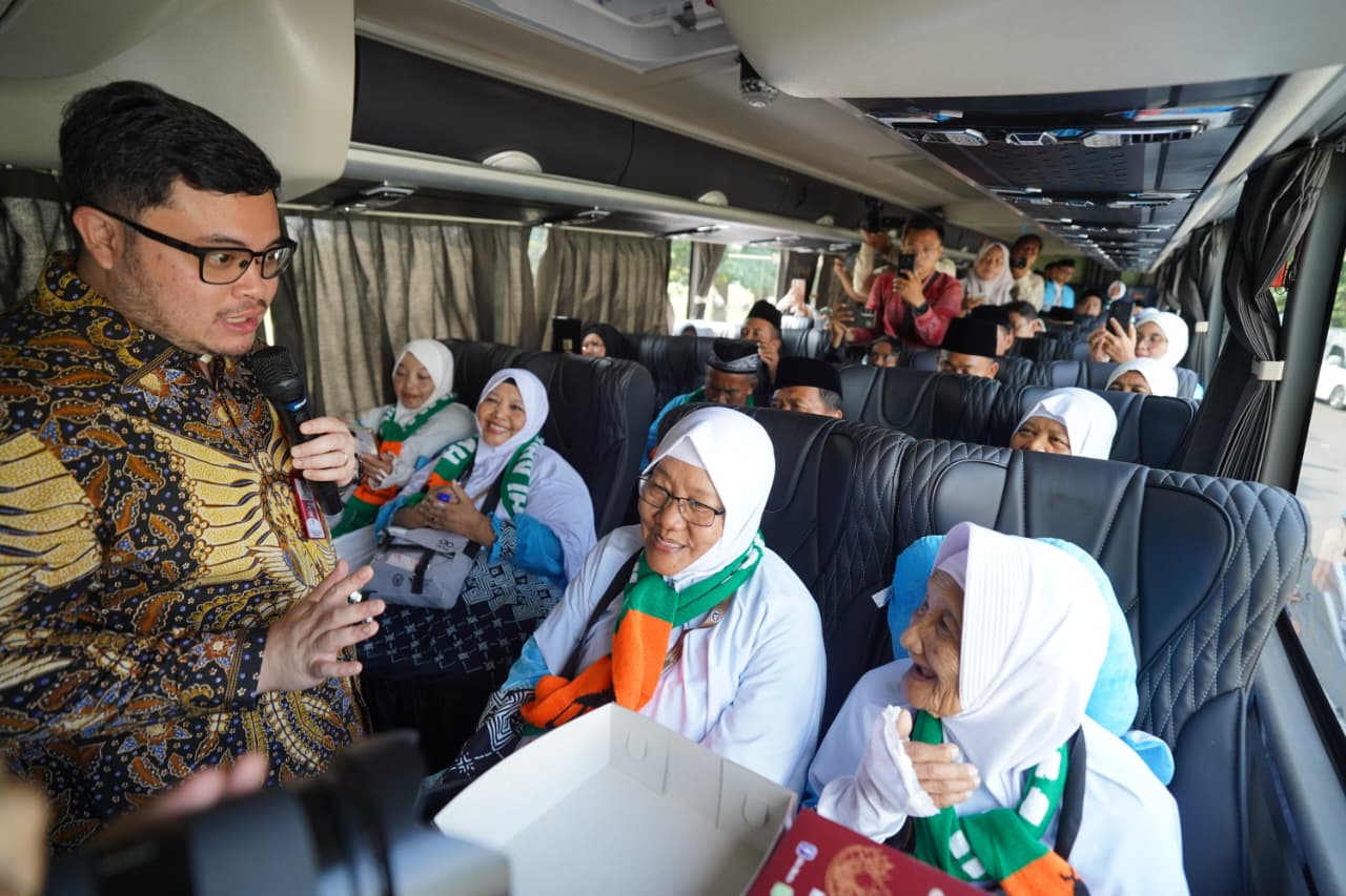 Mas Dhito Berangkatkan Jamaah Haji Kabupaten Kediri dari Kawasan Simpang Lima Gumul