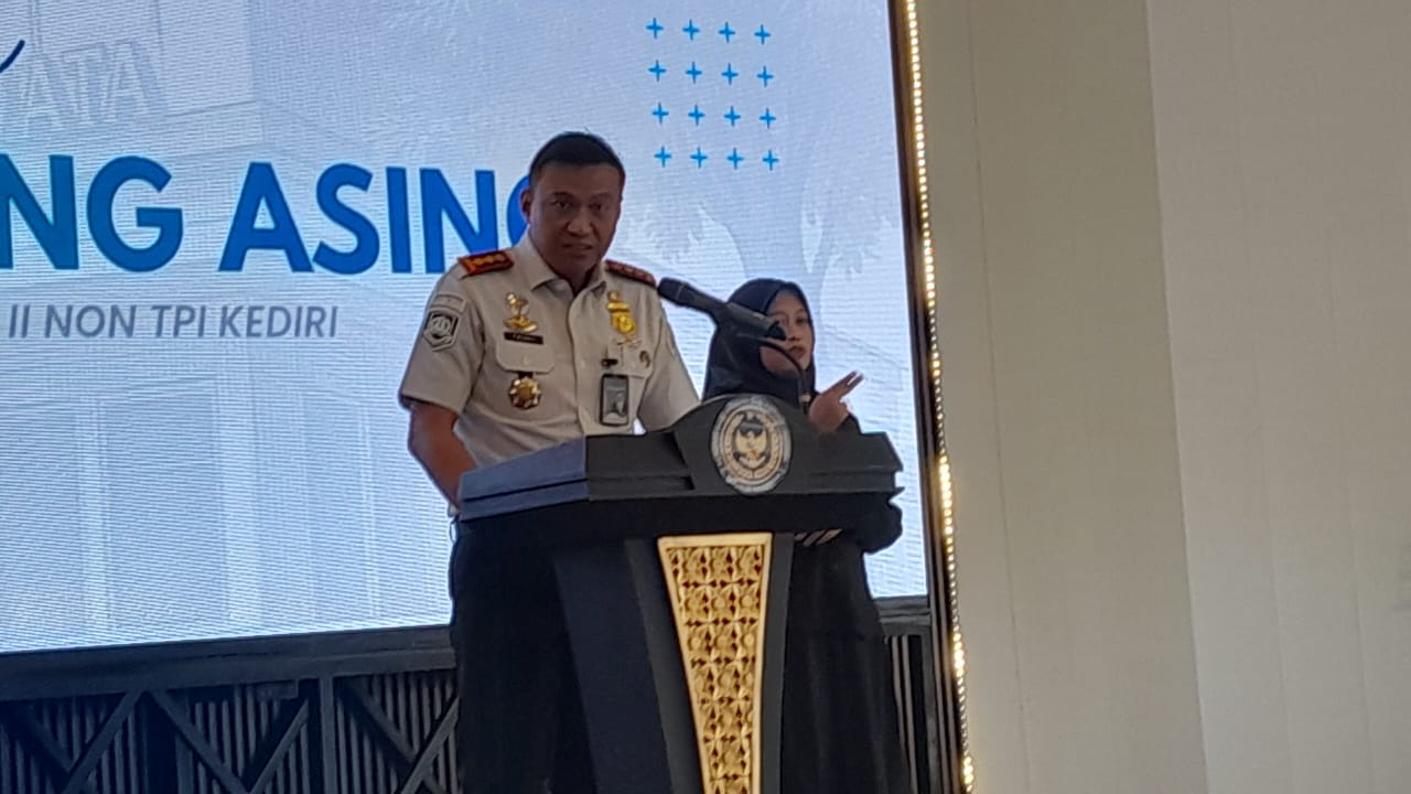 Pelaporan WNA di Wilayah Kerja Imigrasi Kediri Dengan Aplikasi APOA