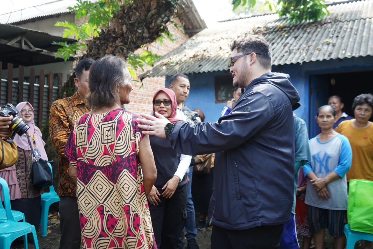 Social Riding Bareng Forkopimda, Mas Dhito Temui Mbah Minem Penjual Bunga Tabur asal Branggahan