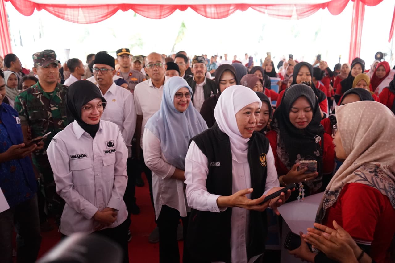 Mbak Wali Dampingi Gubernur Khofifah Serahkan Bansos serta Tali Asih bagi Pilar Kesejahteraan Sosial Kota Kediri