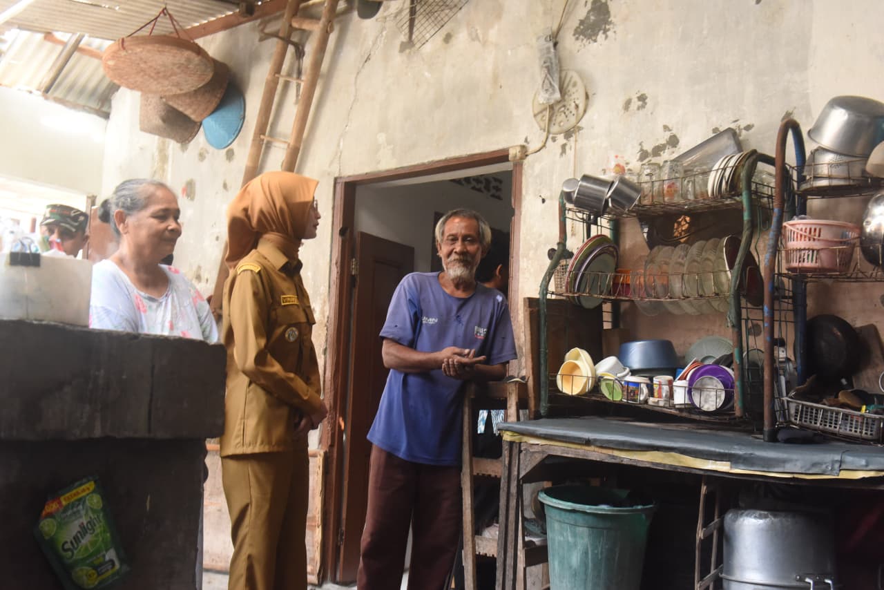 Mbak Wali Tinjau Hasil Renovasi Rumah Tidak Layak Huni Hasil Swadaya Masyarakat