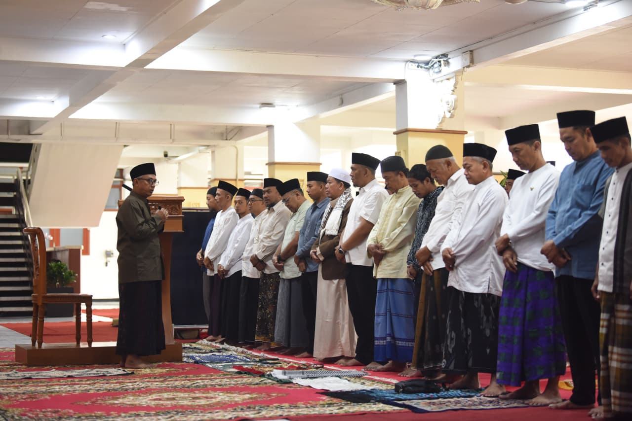 Mbak Wali dan Gus Wawali Salat Idul Adha di Balai Kota, Tekankan Keikhlasan dan Kebersamaan