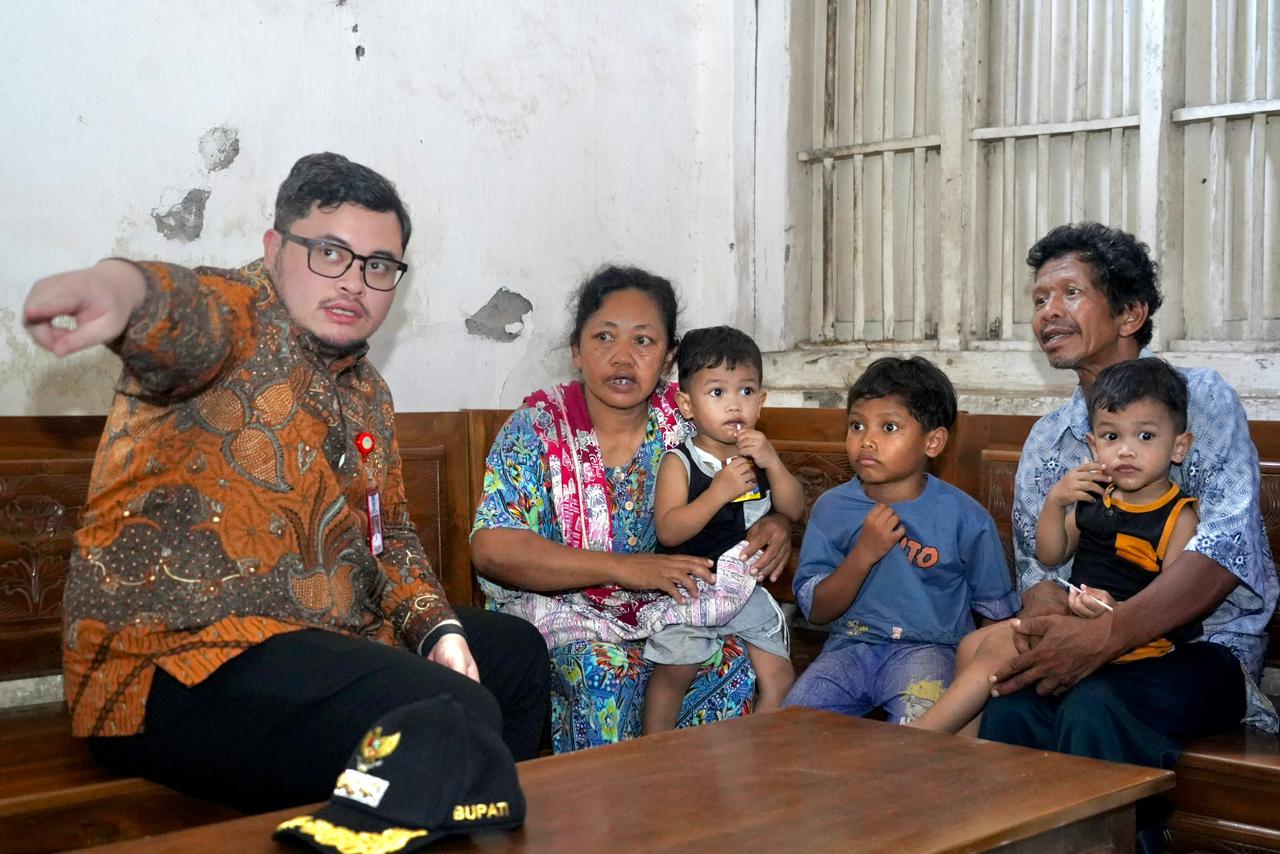 Mas Dhito Berikan Bantuan untuk Menopang Ekonomi Keluarga Nenek Sholikah