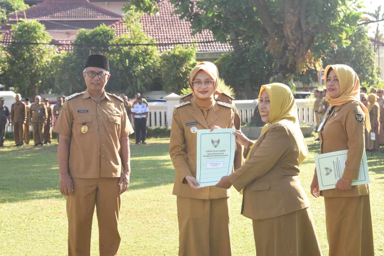 Mbak Wali Serahkan SK Kenaikan Pangkat, Tekankan Peningkatan Pelayanan