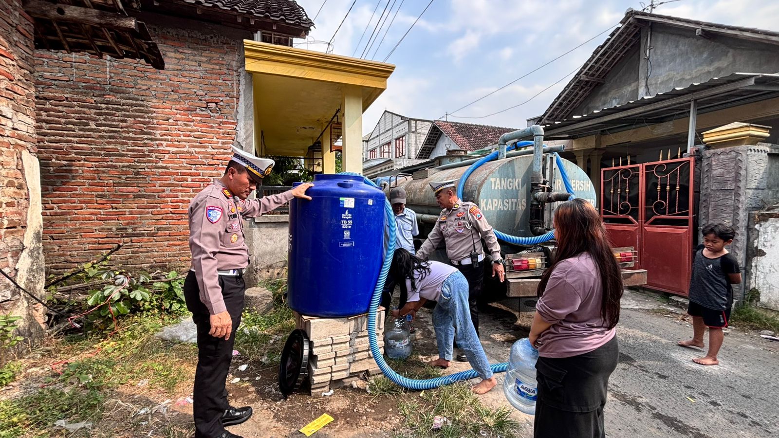 Polres Kediri Kota Salurkan Air Bersih untuk Warga Campurejo