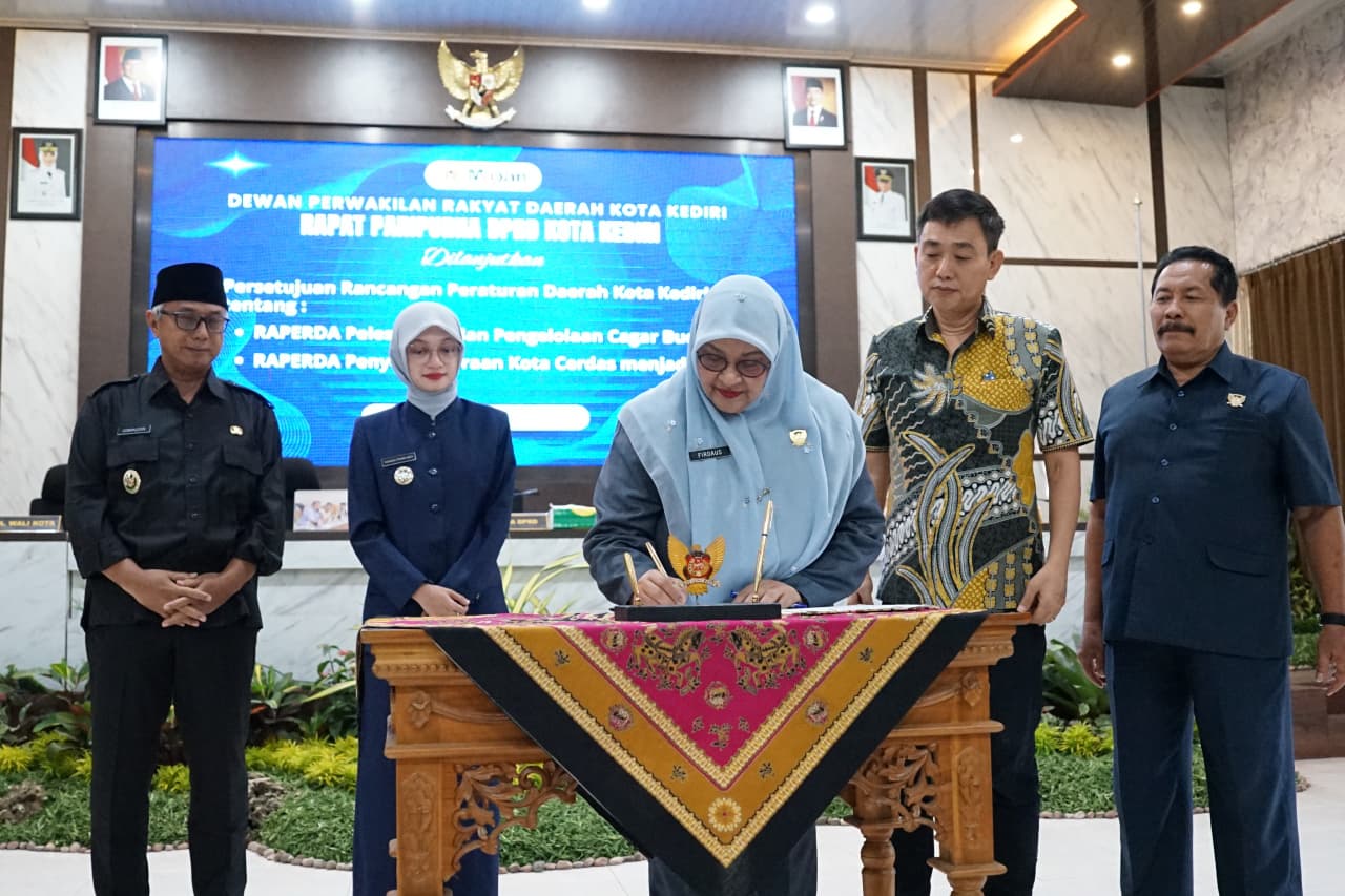 Mbak Wali Jelaskan Pertanggungjawaban APBD 2025, Dua Raperda Resmi Jadi Perda