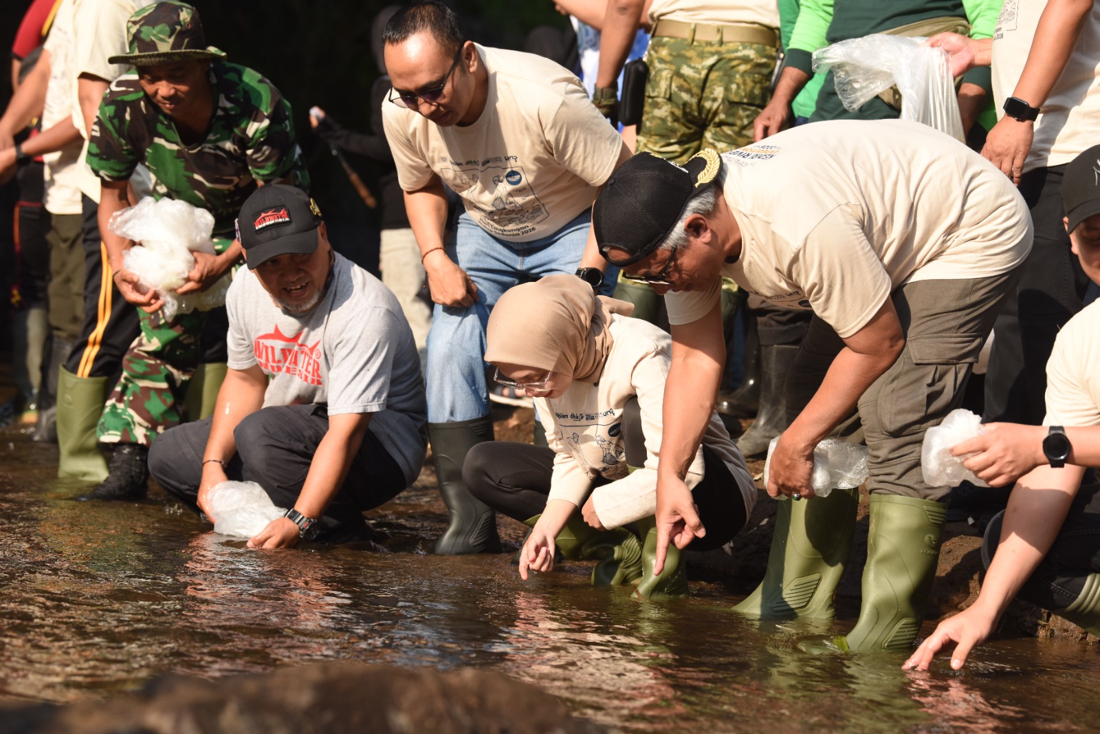 Bangun Kesadaran Jaga Sungai, Mbak Wali Pimpin Kerja Bakti Bersihkan Sungai Kedak