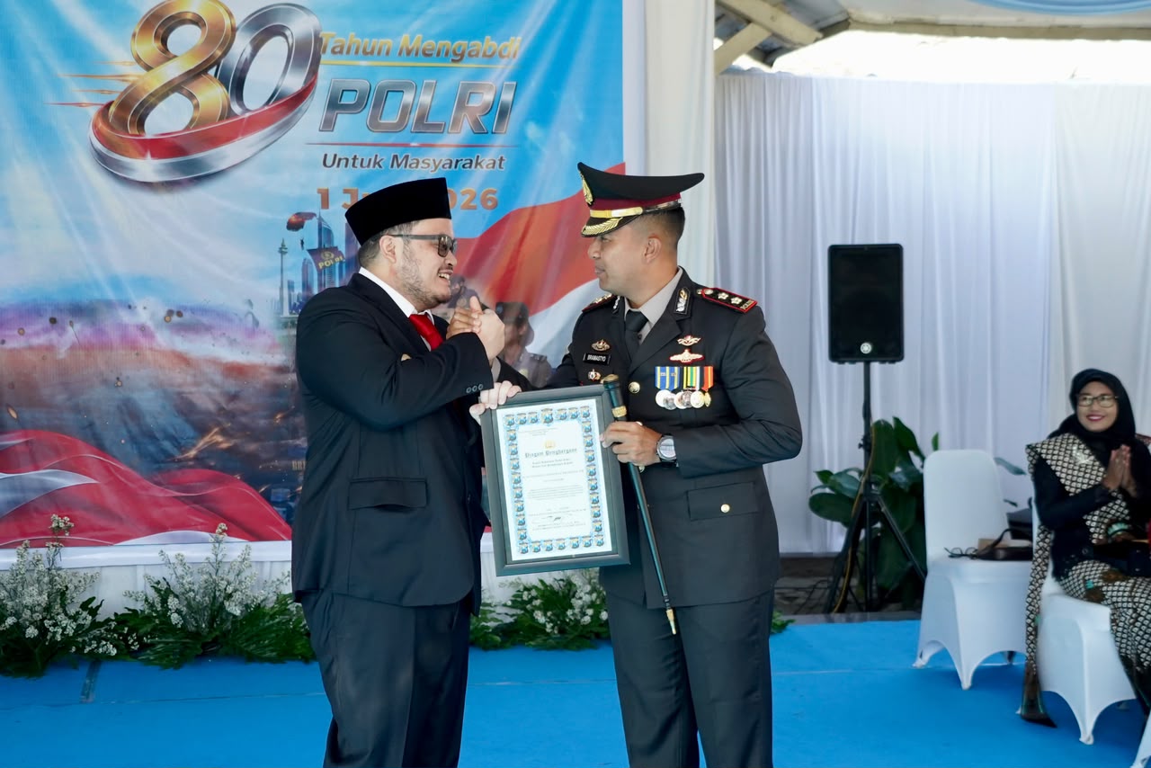 Mas Dhito Terima Penghargaan di HUT Bhayangkara ke-80