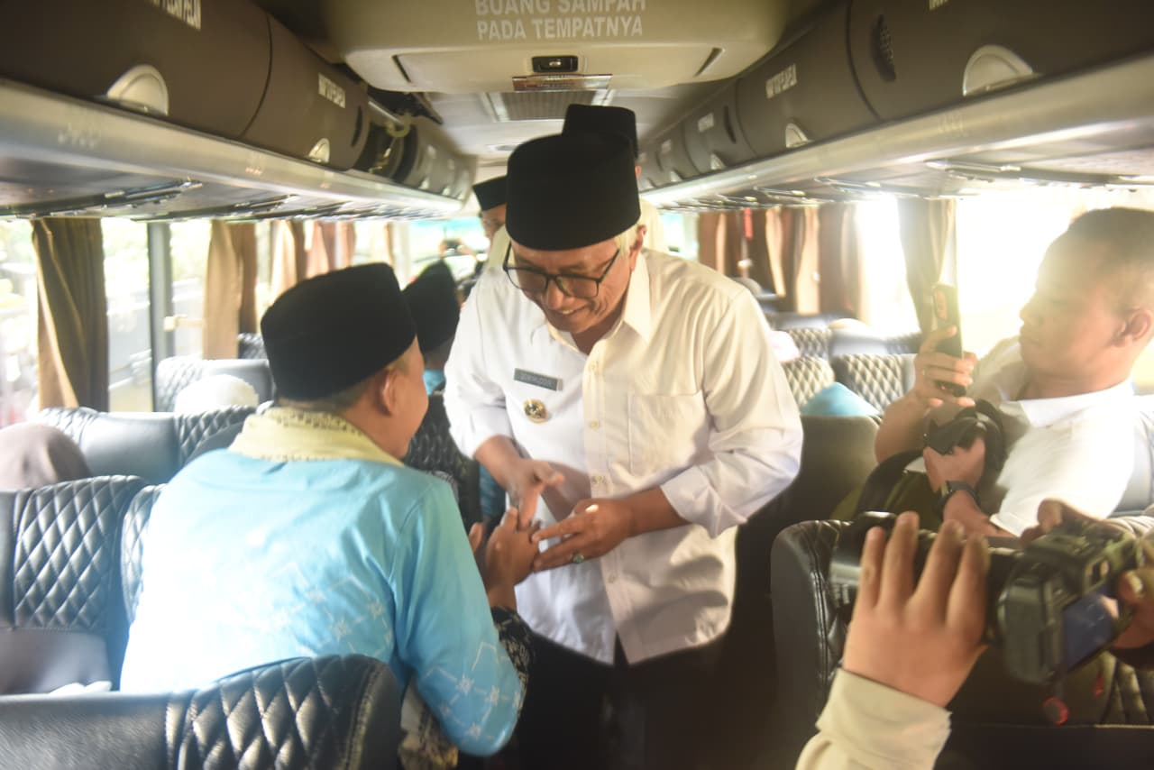 Gus Qowim Sambut Kepulangan Jemaah Haji Kota Kediri, Doakan Menjadi Haji Mabrur