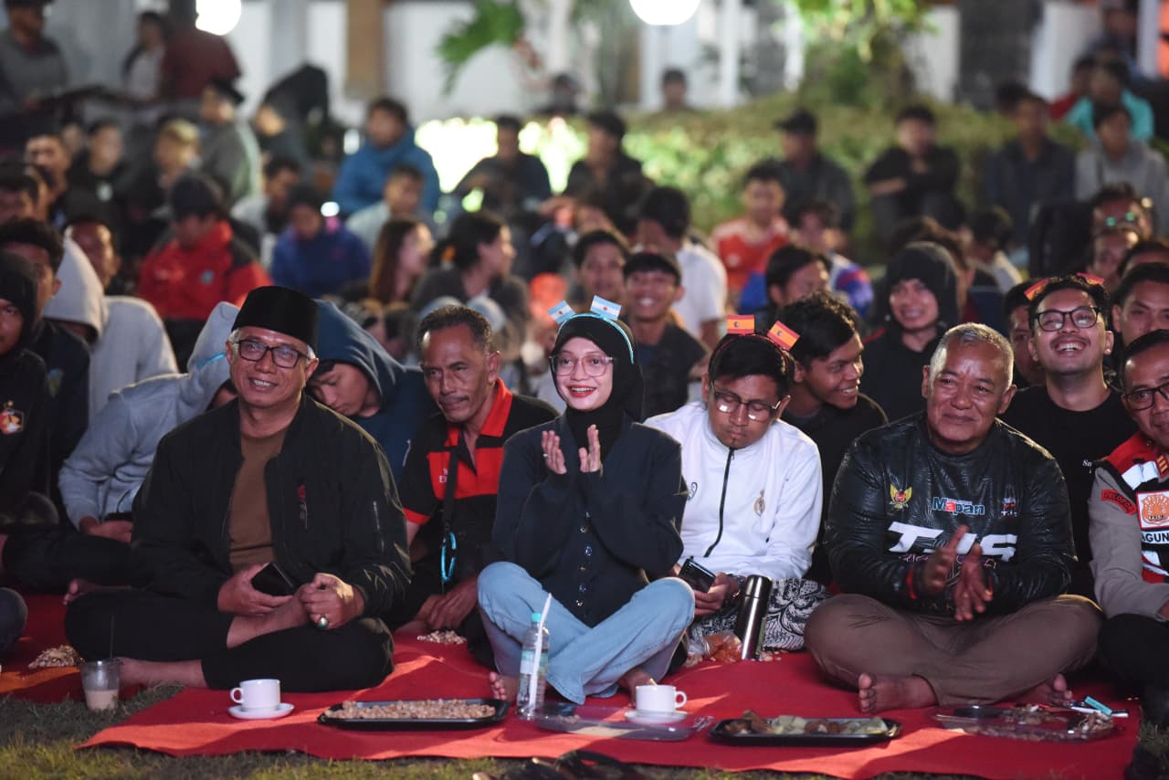 Mbak Wali Nobar Final Piala Dunia 2026 Bersama Masyarakat, Perkuat Kebersamaan