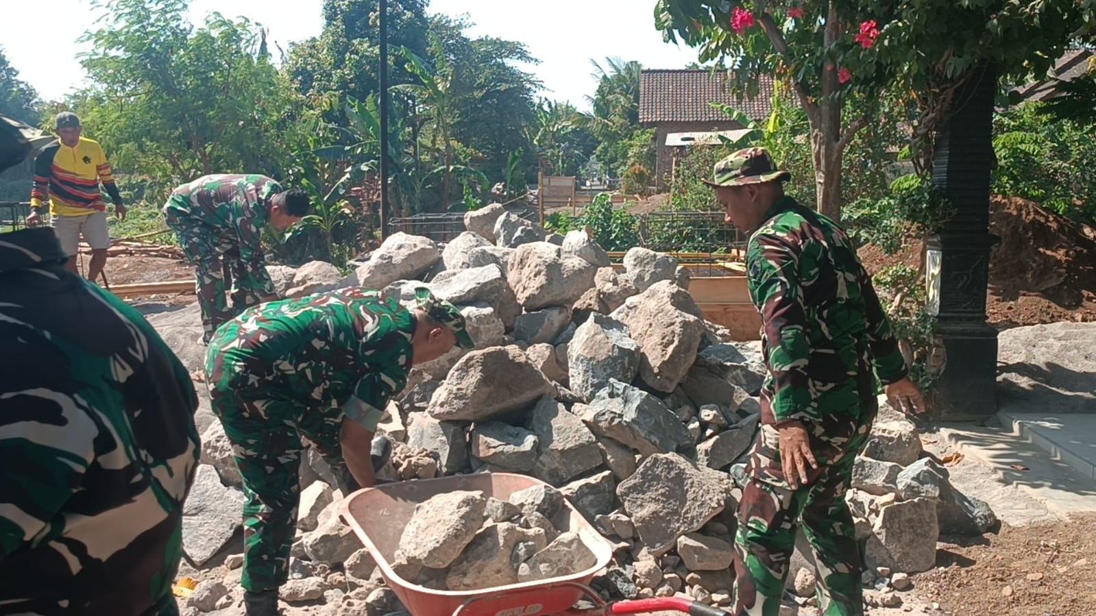 Kodim 0809/Kediri Bangun Jembatan Perintis Garuda Merah Putih, Percepat Akses dan Gerakkan Ekonomi Warga Kaliboto