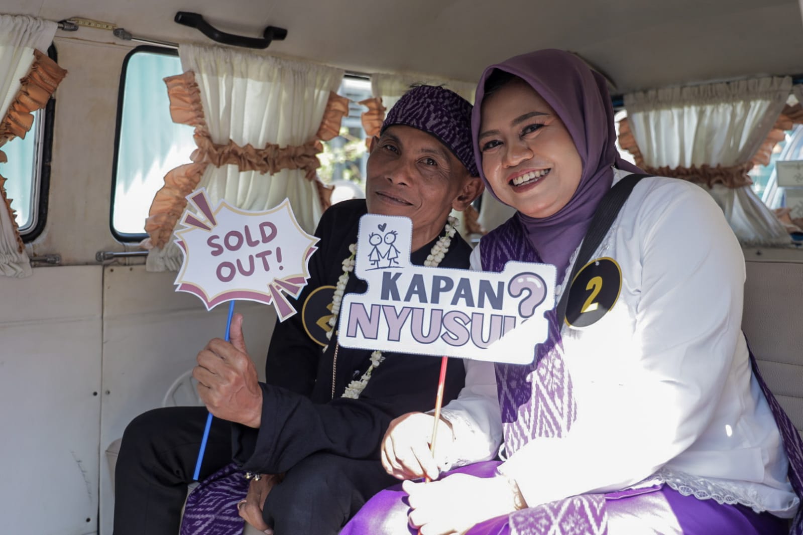 Pertama di Indonesia! Nikah Massal di Dalam Mobil VW Combi Sukses Pecahkan Rekor MURI