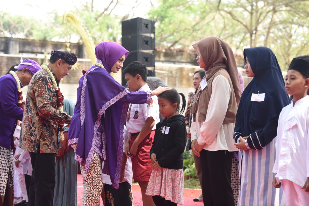 Mbak Wali Serahkan Santunan Anak Yatim, Wujud Syukur Hari Jadi Kota Kediri ke-1.147