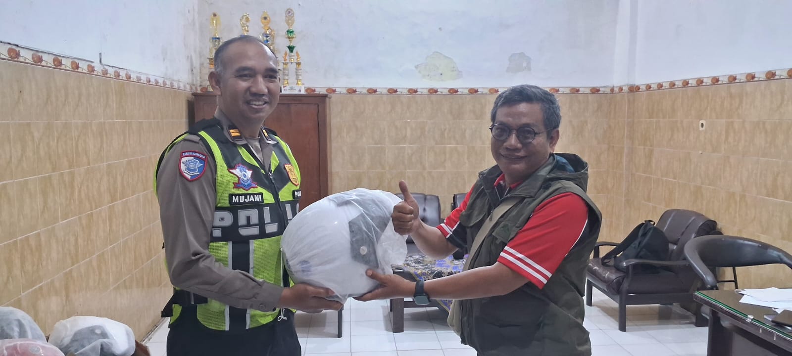 Unit Kamsel Satlantas Polres Kota Kediri Bagikan Helm SNI ke Pengendara