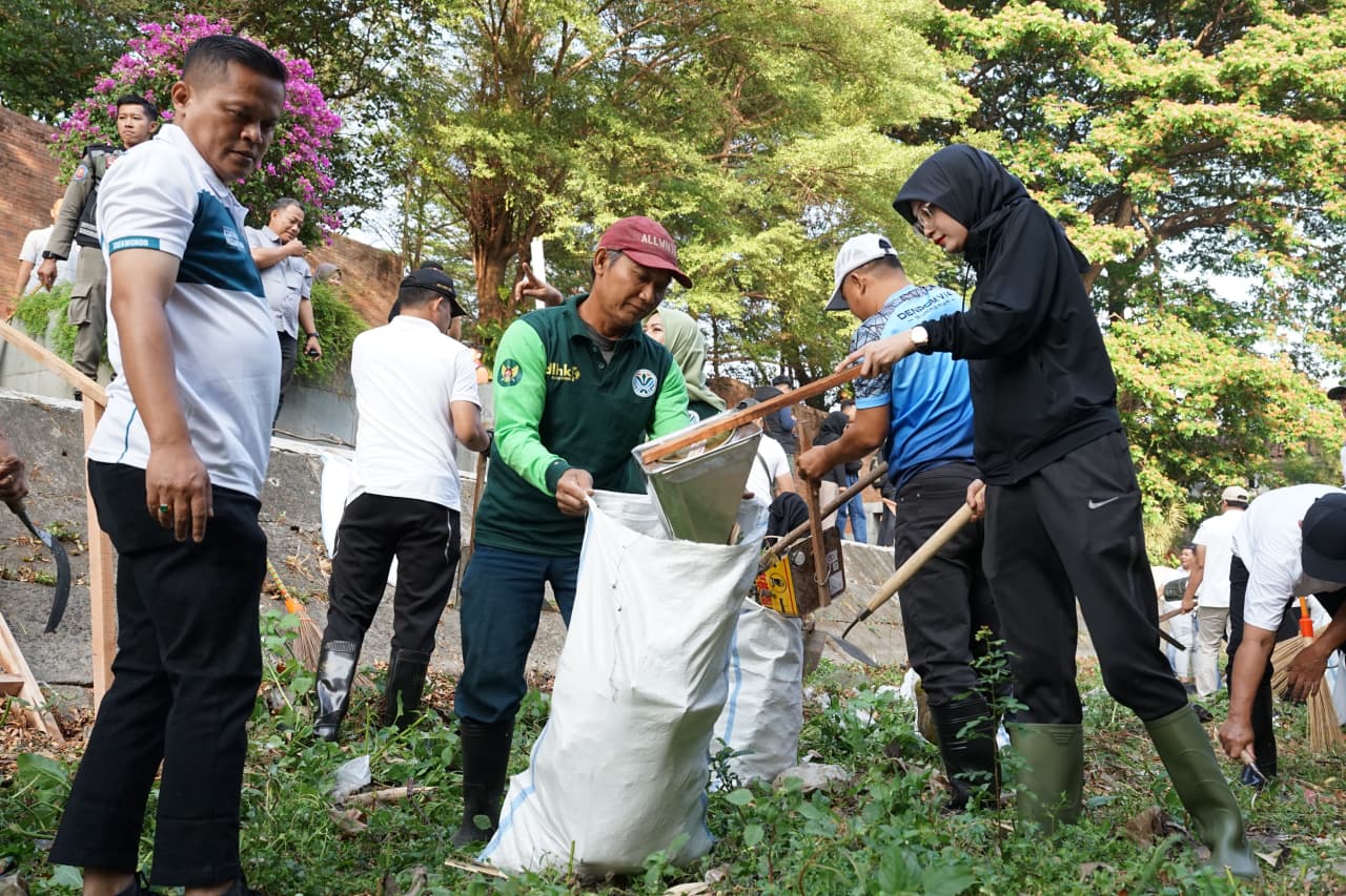 Gowes ke RTH Baru Taman Sekartaji, Mbak Wali Kerja Bakti Bersih-bersih Sungai