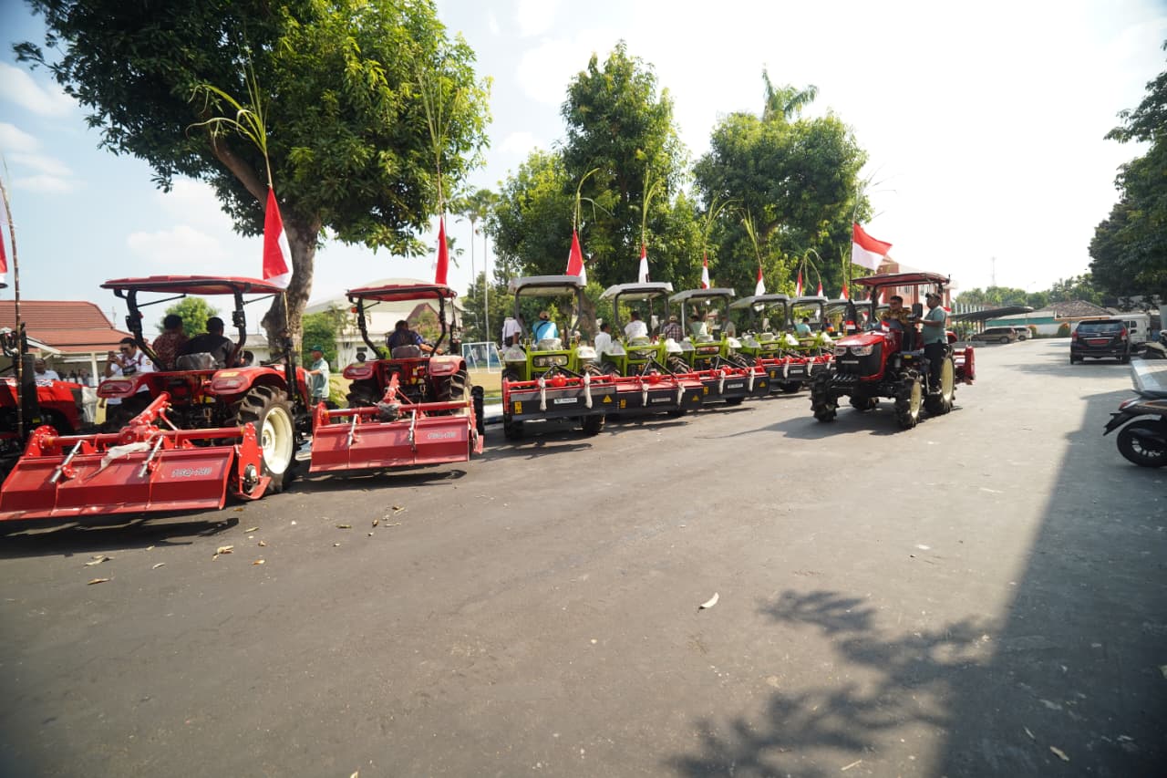 Dukung Peningkatan Produksi, Mas Dhito Kembali Salurkan 216 Bantuan Pertanian Bagi Petani 