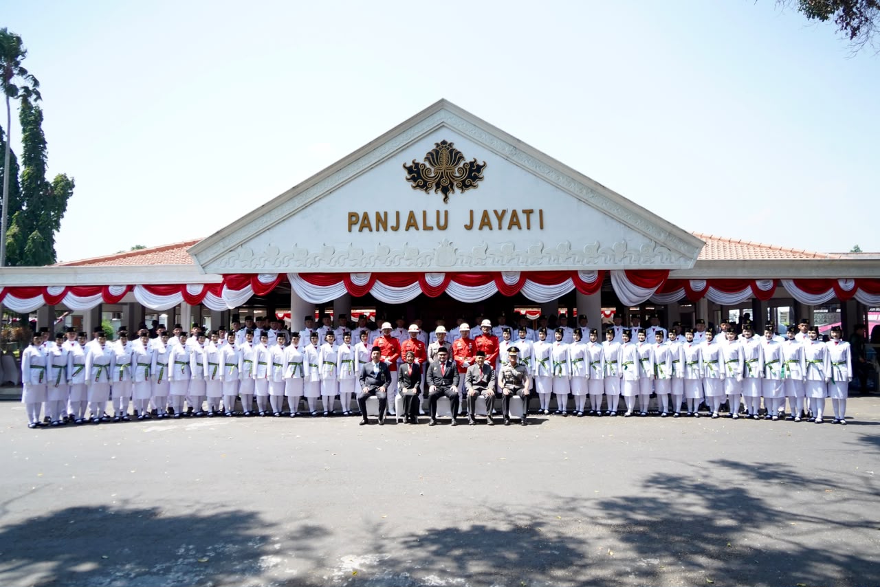 Kukuhkan Paskibraka, Mas Dhito : Jadilah Contoh dan Jaga Ideologi Pancasila 