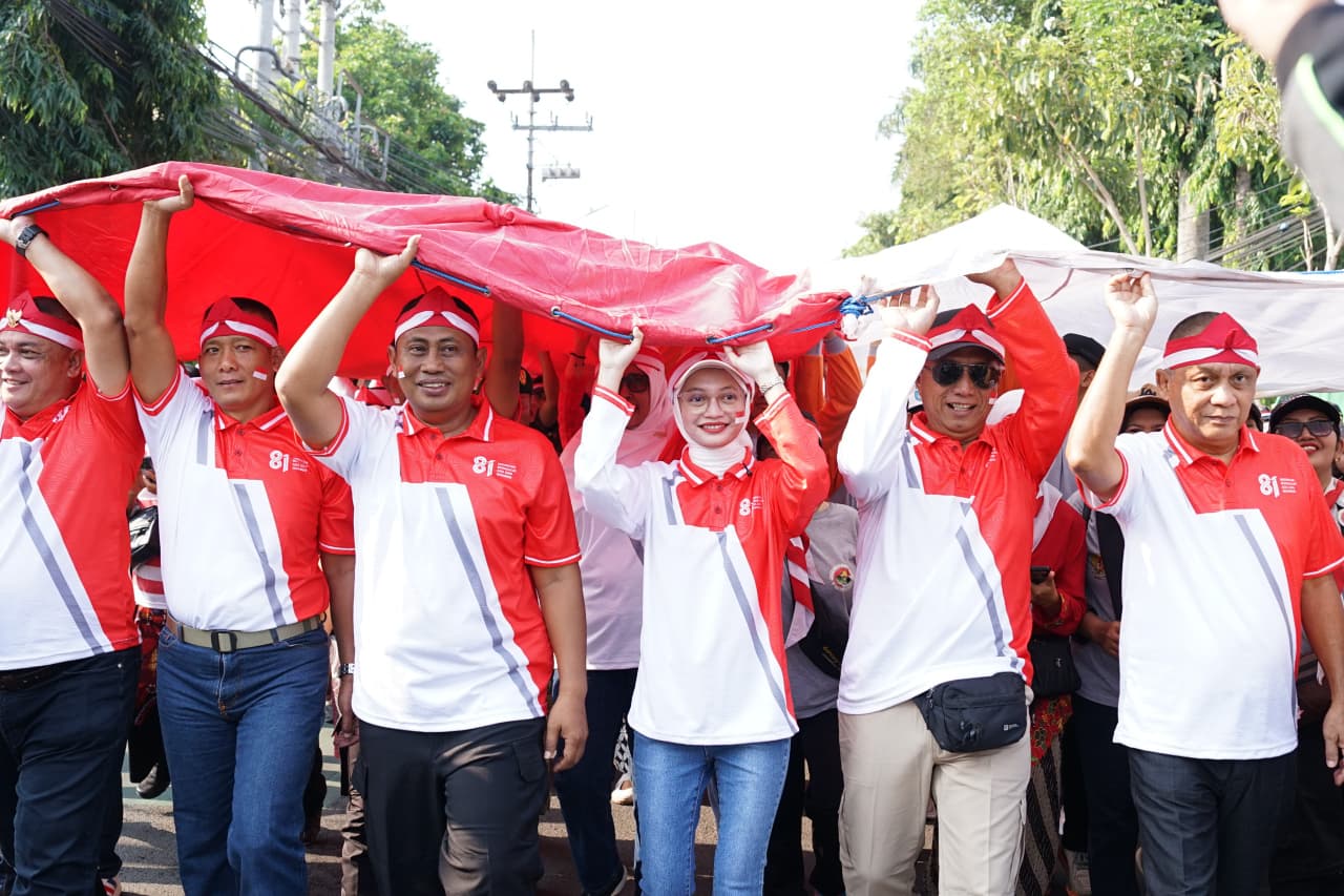 Mengenang Perjuangan Kemerdekaan, Mbak Wali Kirab Merah Putih Raksasa Bersama Organisasi Pemuda