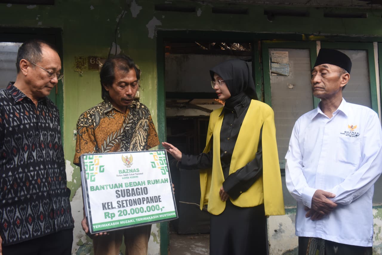 Mbak Wali Serahkan Bantuan Bedah Rumah Baznas, Wujudkan Hunian Layak bagi Warga