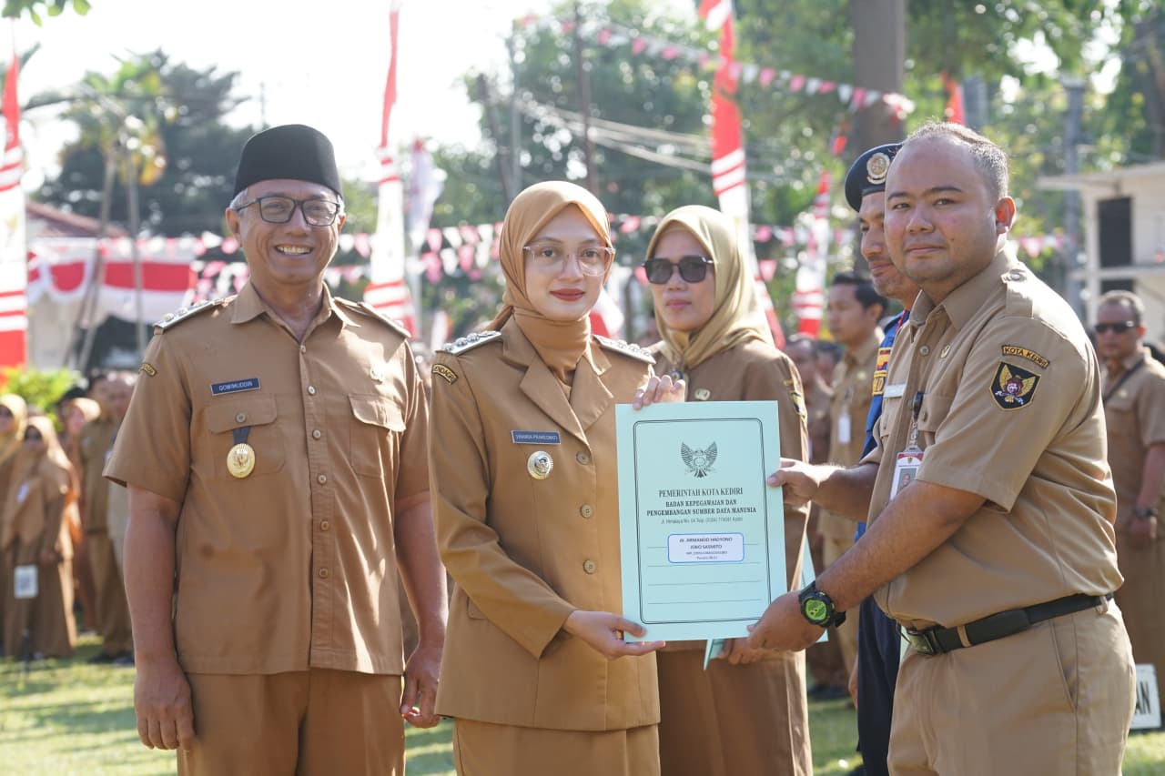 Mbak Wali Serahkan SK Kenaikan Pangkat 22 ASN, Ingatkan Keteladanan Nabi dalam Kepemimpinan